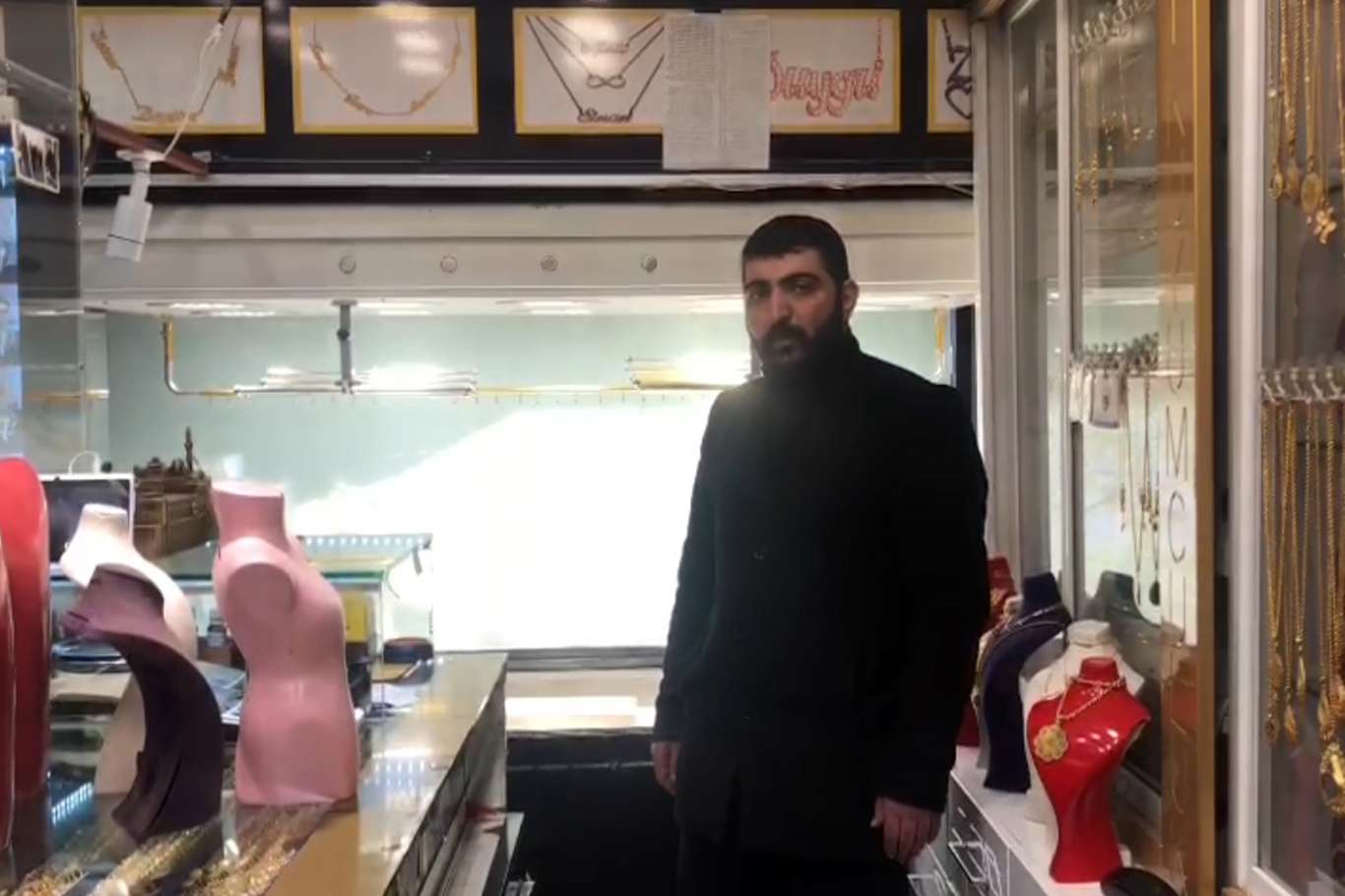 Ağrı'da kuyumcu dükkânının altını delen hırsızlar yaklaşık 15 kilo altınla kayıplara karıştı Ağrı'da kuyumcu dükkânının altını delen hırsızlar yaklaşık 15 kilo altınla kayıplara karıştı